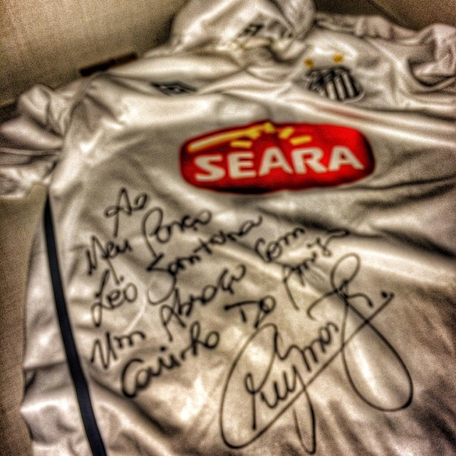  Leo Santana se lembra de encontro com Neymar e mostra camiseta autografada