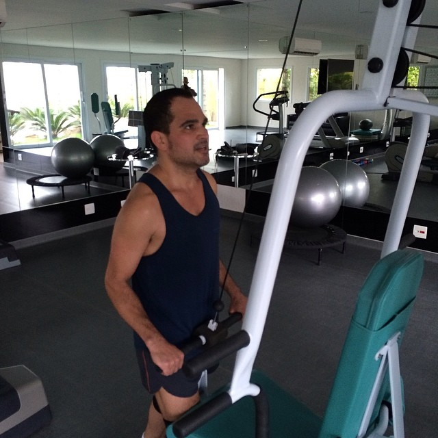  Luciano Camargo pega pesado em treino na academia