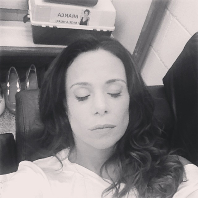  Pausa para descanso: Vanessa Gerbelli cochila no camarim