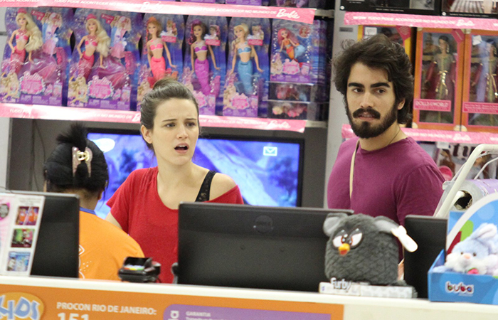 Bianca Bin e Pedro Brandão vâo às compras no Rio de Janeiro