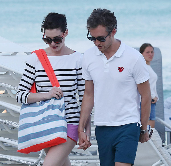 Anne Hathaway usa short para tomar banho de mar