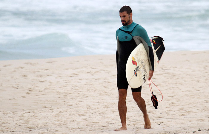 Cauã Reymond, cheio de charme, a caminho do mar