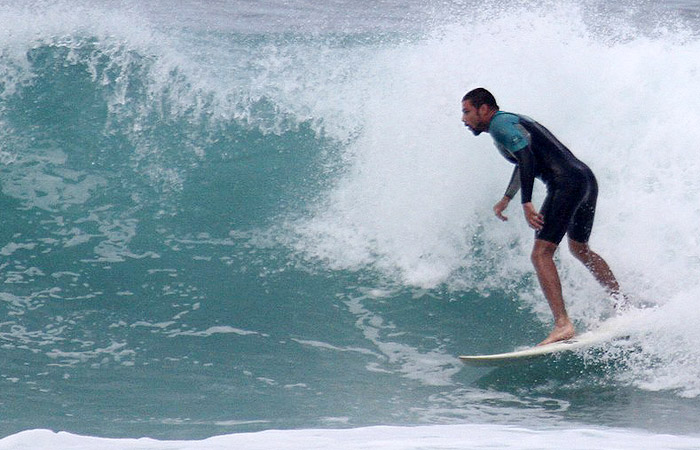 Cauã Reymond, cheio de charme, a caminho do mar