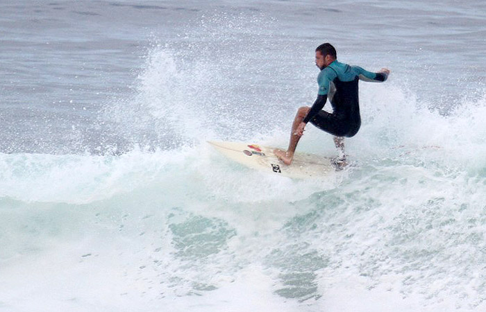 Cauã Reymond, cheio de charme, a caminho do mar