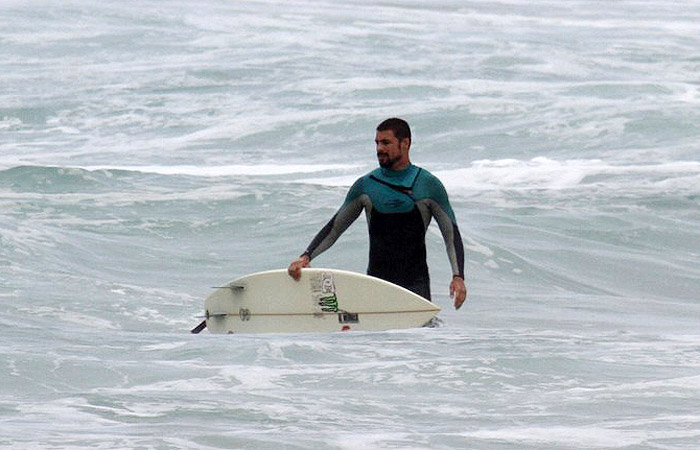 Cauã Reymond, cheio de charme, a caminho do mar