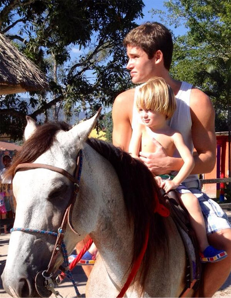 Jonatas Faro anda a cavalo com o filho Guy