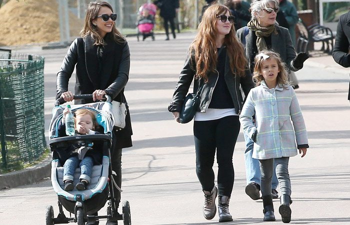 Jessica Alba curte férias com a família em Paris