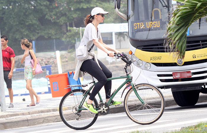 Julia Lemmertz usa bicicleta como transporte, no Rio