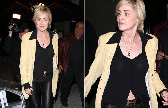 Sharon Stone usa blusa transparente e quase mostra demais