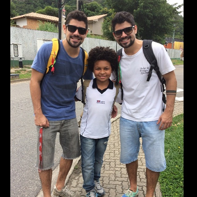 Diego e Tiago Homci posam com JP Rufino nos estúdios da Globo