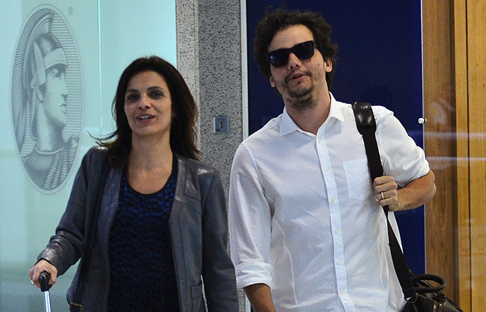 Wagner Moura fala com fãs no aeroporto Santos Dumont