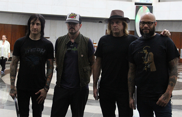 Guns N' Roses visita Templo da Boa Vontade em Brasília