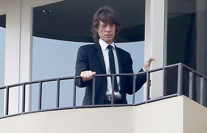 Mick Jagger se emociona no funeral da namorada L´wren Scott