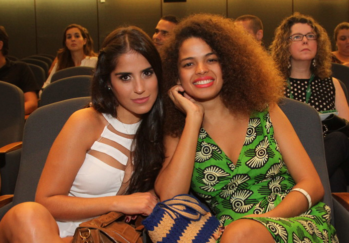 Camila Camargo e Raquel Villar posam antes de falar sobre o Saltibum