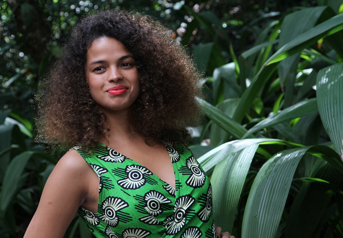 Raquel Villar no jardim do Projac depois da coletiva de imprensa do Caldeirão do Huck