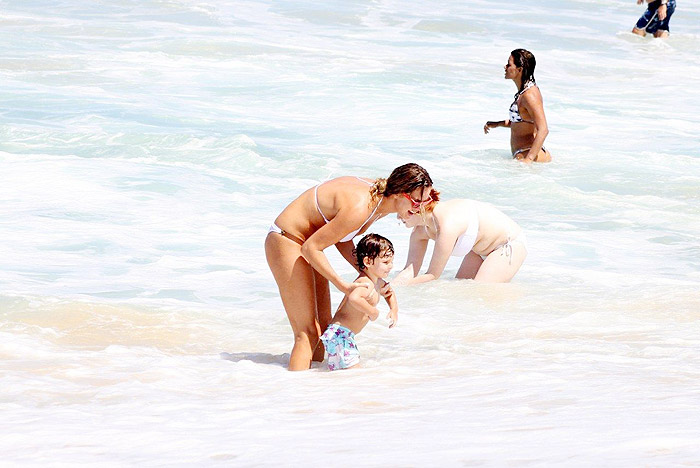 Leticia Birkheuer curte a praia de Ipanema com o filho