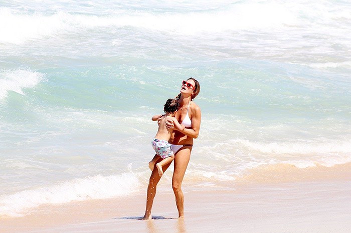 Leticia Birkheuer curte a praia de Ipanema com o filho
