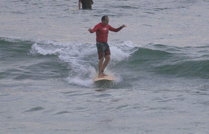 Humberto Martins mostra equilíbrio ao pegar ondas
