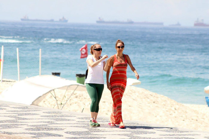 Isabela Garcia caminha pela orla de Ipanema com amiga