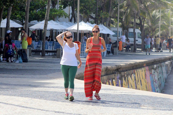 Isabela Garcia caminha pela orla de Ipanema com amiga