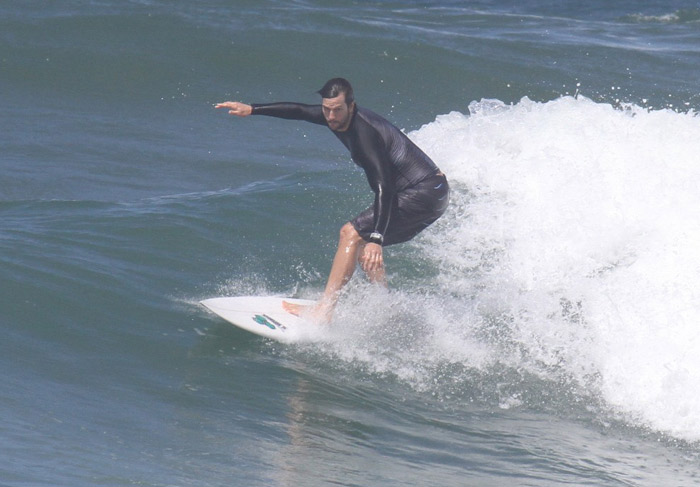 Em meio a vários projetos, Vladimir Brichta arruma tempo para surfar 