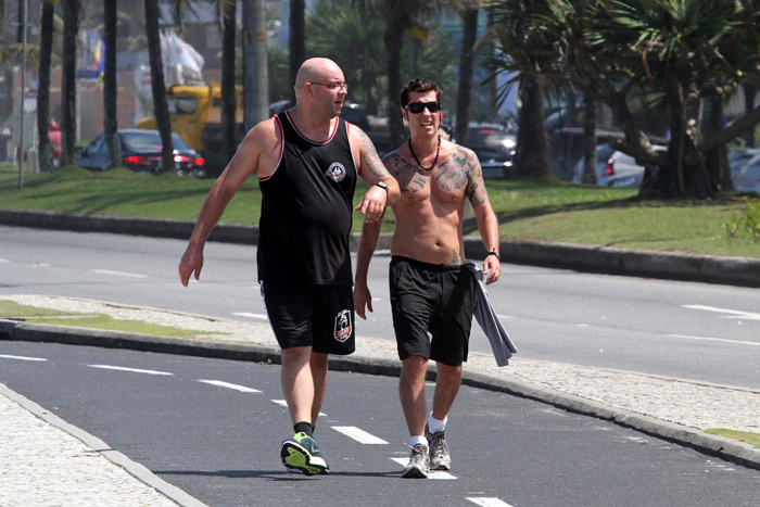 Dinho Ouro Preto exibe suas tatuagens correndo na orla da Barra