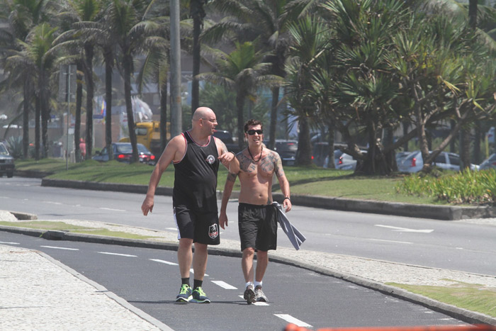 Dinho Ouro Preto exibe suas tatuagens correndo na orla da Barra