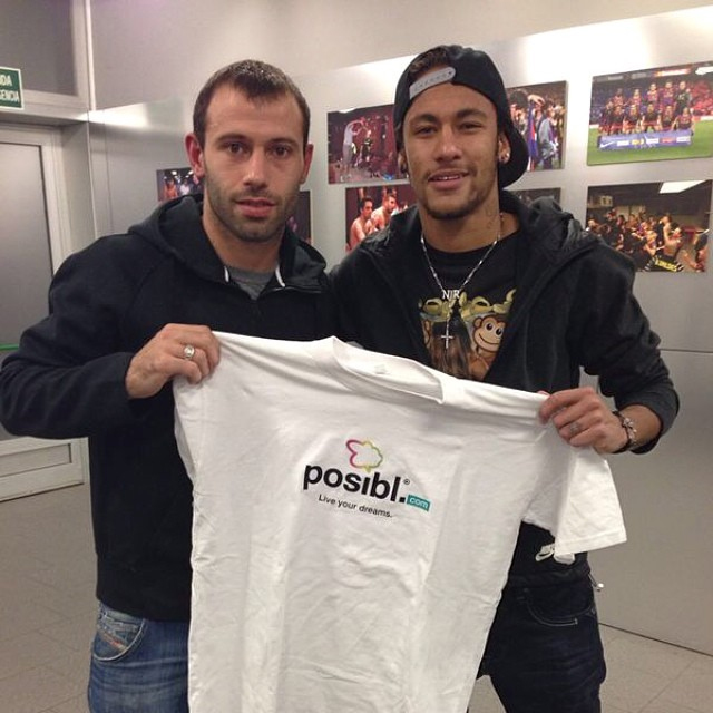  Neymar posa com Javier Mascherano para rede solidária