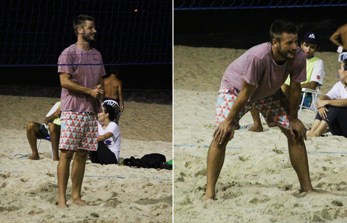 Rodrigo Hilbert joga vôlei de praia com amigos, no Rio de Janeiro