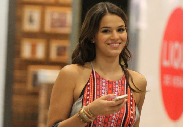 Bruna Marquezine passeia com as amigas