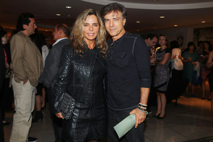 Com o ex-marido, Barbara Paz faz pré-estreia peça em São Paulo