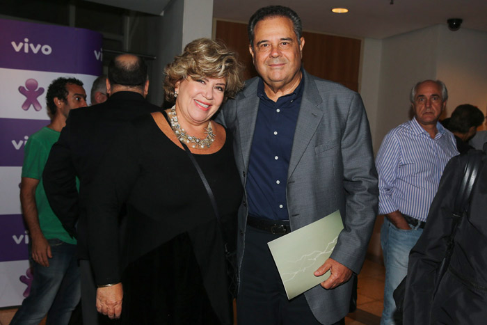 Com o ex-marido, Barbara Paz faz pré-estreia peça em São Paulo