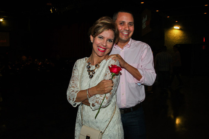 Astrid Fontenelle e o marido prestigiam show de Mariene de Castro