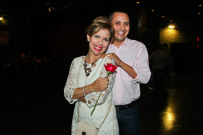 Astrid Fontenelle e o marido prestigiam show de Mariene de Castro