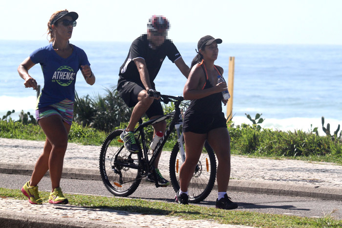Ex-BBB Priscila se dedica aos exercícios na orla da praia
