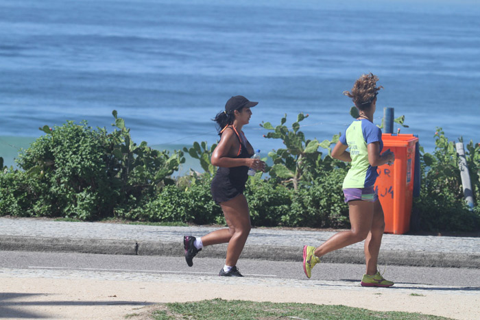 Ex-BBB Priscila se dedica aos exercícios na orla da praia