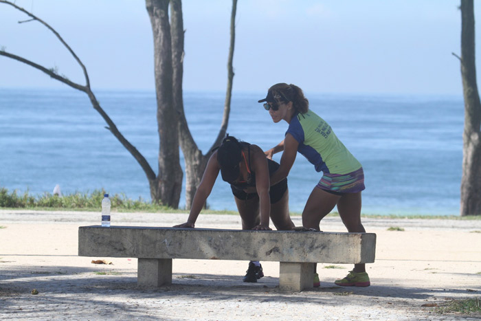 Ex-BBB Priscila se dedica aos exercícios na orla da praia