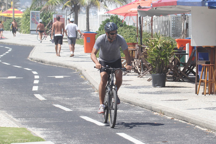 Domingos Montagner usa capacete para pedalar pelo calçadão