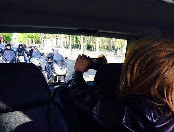 Shakira clica paparazzi que a seguem em Paris