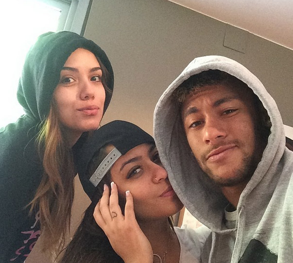 Neymar se diverte com a irmã e a prima em tarde de folga