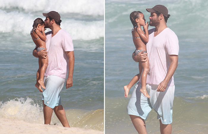Thiago Lacerda passeia com a filha na praia da Barra da Tijuca