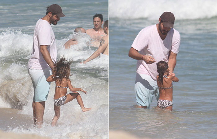 Thiago Lacerda passeia com a filha na praia da Barra da Tijuca