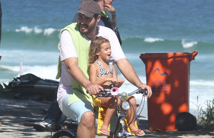 Thiago Lacerda passeia com a filha na praia da Barra da Tijuca