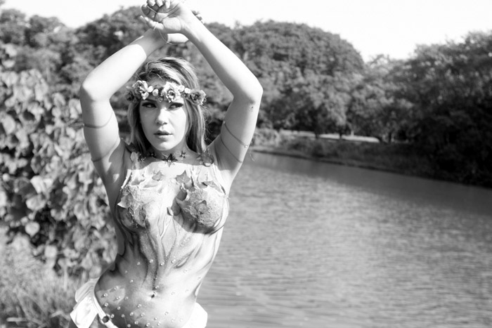 Gil Jung posa em ensaio sensual no Parque Ibirapuera