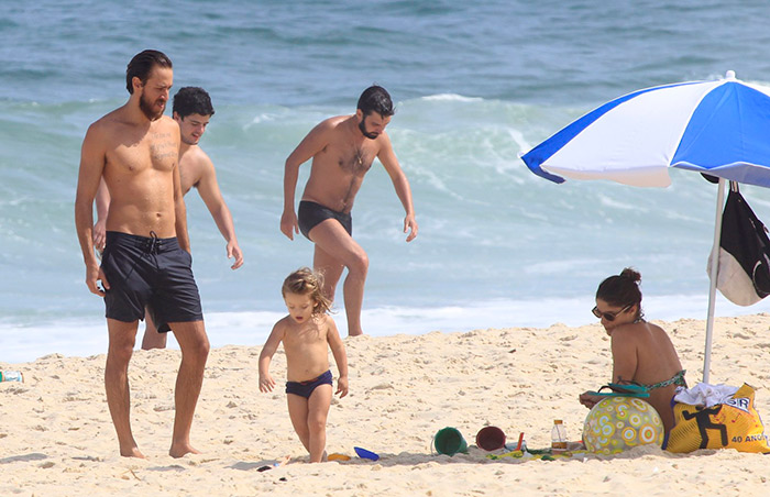 Priscila Fantin curte dia de praia com toda a família