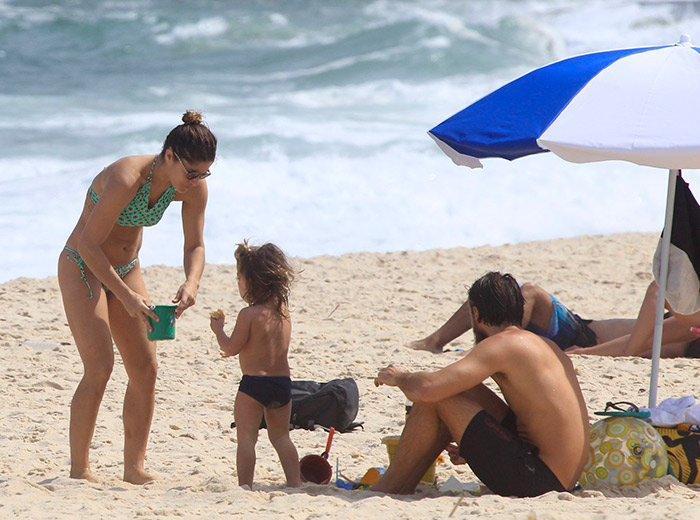 Priscila Fantin curte dia de praia com toda a família