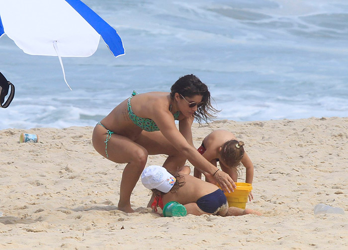 Priscila Fantin curte dia de praia com toda a família