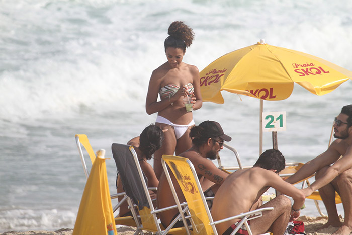 Sharon Menezes curte praia com amigos
