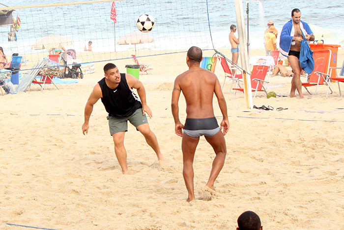 Ronaldo e a noiva jogam partida de futevôlei na praia