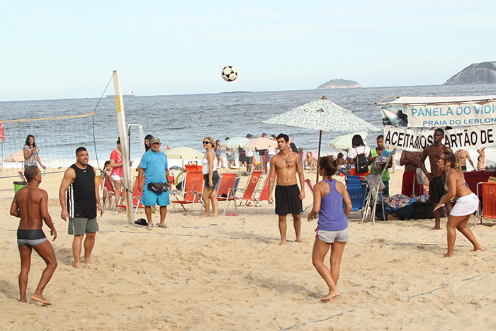 Ronaldo e a noiva jogam partida de futevôlei na praia